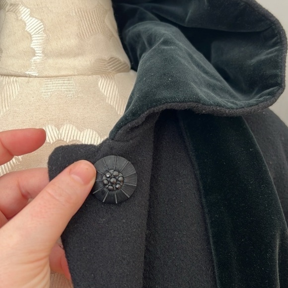 ***VINTAGE*** 90s CLASSIC! Velvet lined hood wool coat with gorgeous detailing - Picture 3 of 11